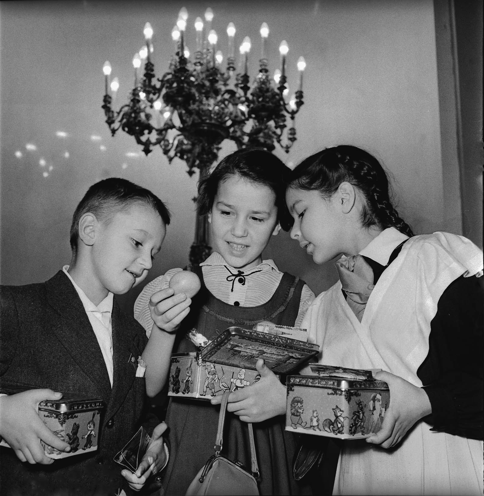 1958. Школьники рассматривают подарки, полученные на ёлке в Кремле. Автор Д. Шоломович.