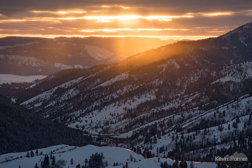 december winter snow snowy cold clouds bigholemountains victor idaho rockypeak swanvalley sunset gold golden yellow color colorful crepuscular rays sunbeam nikon180mmf28 telephoto nikond750 cariboutargheenationalforest