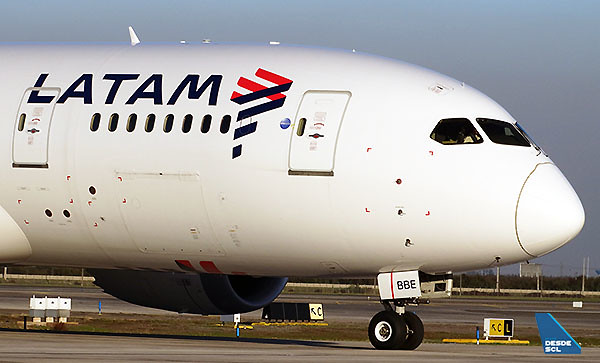 LATAM B787-8 CC-BBE front (RD)