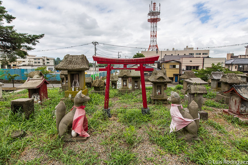 Pequeñísimos santuarios en Mishiro Inari