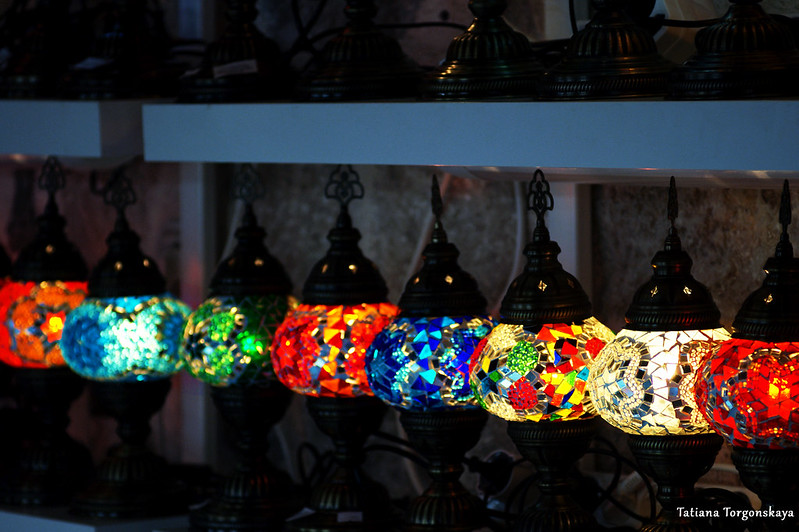 Светильники в лавке с восточными сувенирами