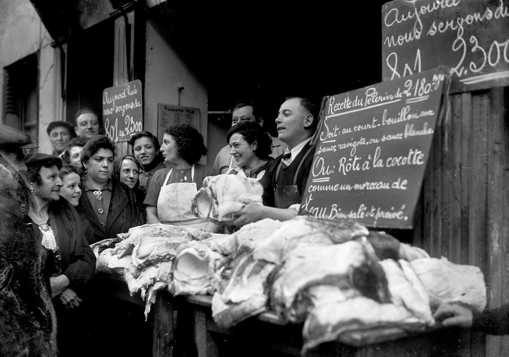 1943. Продажа акульего мяса у торговца рыбой. Париж, апрель