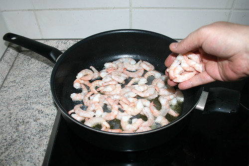 14 - Shrimps in Pfanne geben / Put shrimps in pan