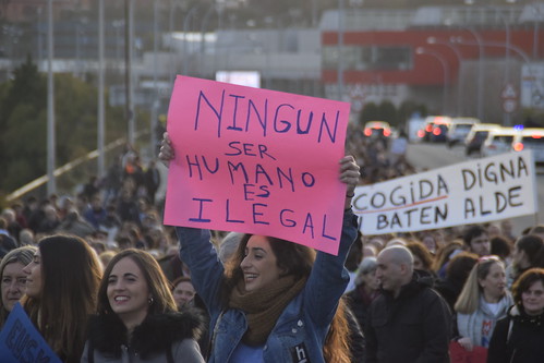 Ningun ser humano es ilegal, cartel portado por manifestante