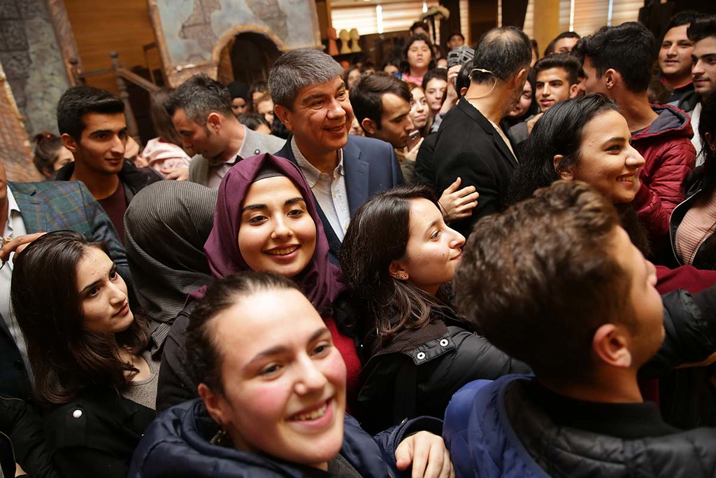 Başkan Türel, Lonicera’da öğrencilerle tiyatro izledi