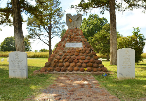 fortsill oklahoma 2018 august cemetery apache pow prisonerofwar indian nativeamerican eagle statue fortsillindianagencycemetery headstone grave militarybase