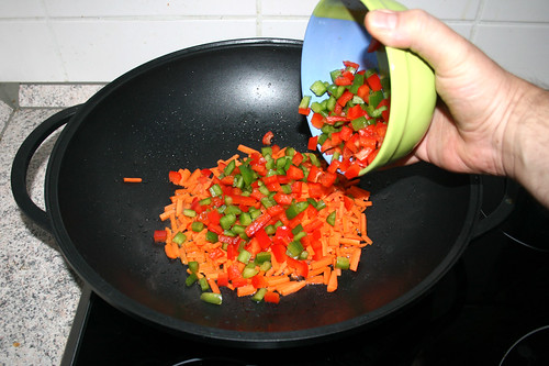 24 - Möhren & Paprika in Wok geben / Put carrots & bell pepper in wok