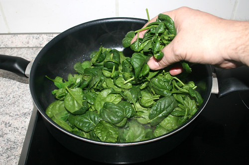 32 - Blattspinat in Pfanne geben / Add leaf spinach to pan
