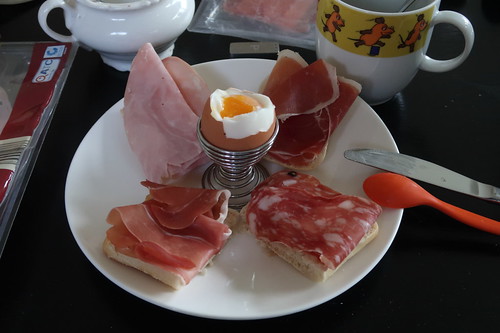 Salami, Italienischer Kochschinken, Serano-Schinken und Kernschinken auf Aufbackbrötchen zum Frühstücksei