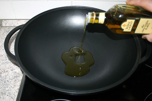 28 - Olivenöl in Wok erhitzen / Heat olive oil in wok