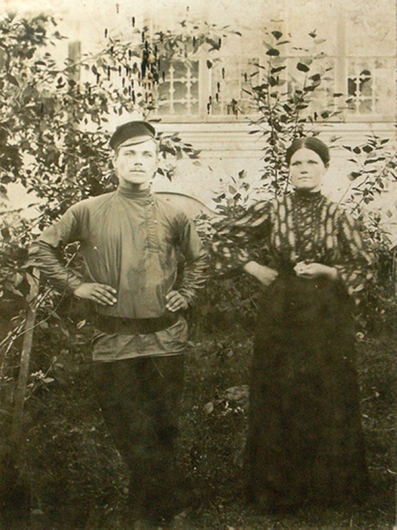 Молодая семейная пара - рабочие коноваловской прядильно-ткацкой фабрики. 1908