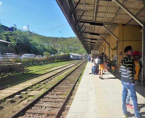 sl-1 nurawa-hautale-train (1)