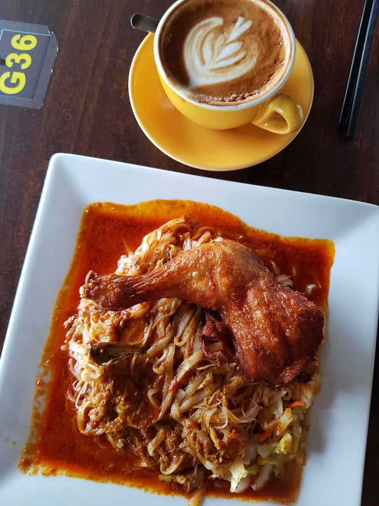 咖喱米粉面配炸鸡腿 BeeHoon Keow Teow Curry Noodle w/Whole Egg Fried Chicken rm$11.90 @ Bliss 33 Café USJ2