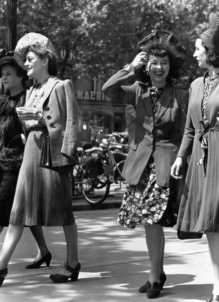 1943. Модницы гуляют по бульварам