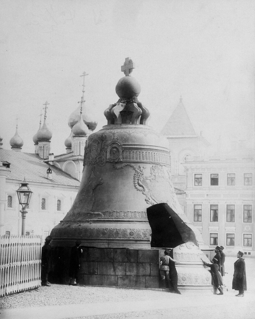 Группа горожан у Царь-колокола на Ивановской площади Кремля. 1896