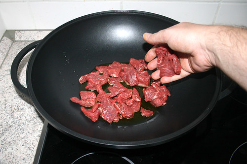 29 - Rinderfiletstreifen in Wok geben / Put beef stripes in wok
