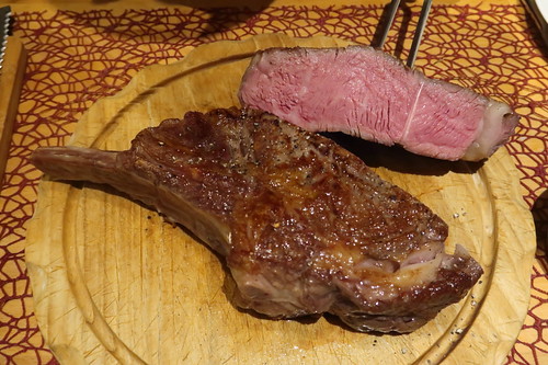 Tomahawk Steak (angeschnitten)