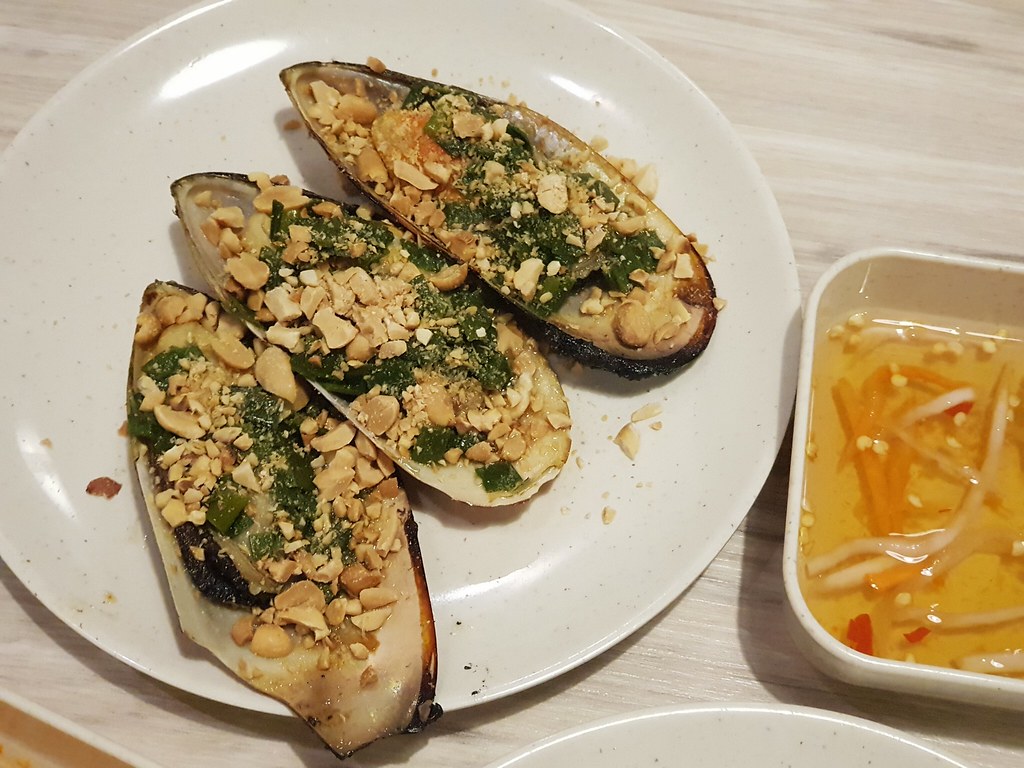 青葱烤青口贝 Grilled Mussels w/Spring Onion rm$9.50 @ Pho Mi Cafe USJ10
