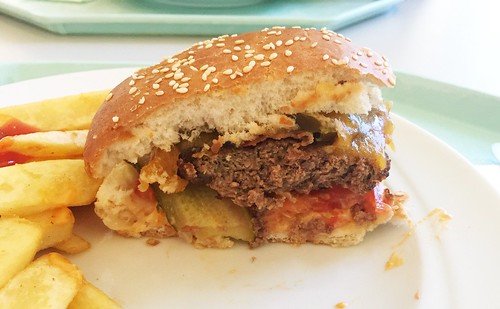 Chili Cheeseburger - Lateral cut / Querschnitt