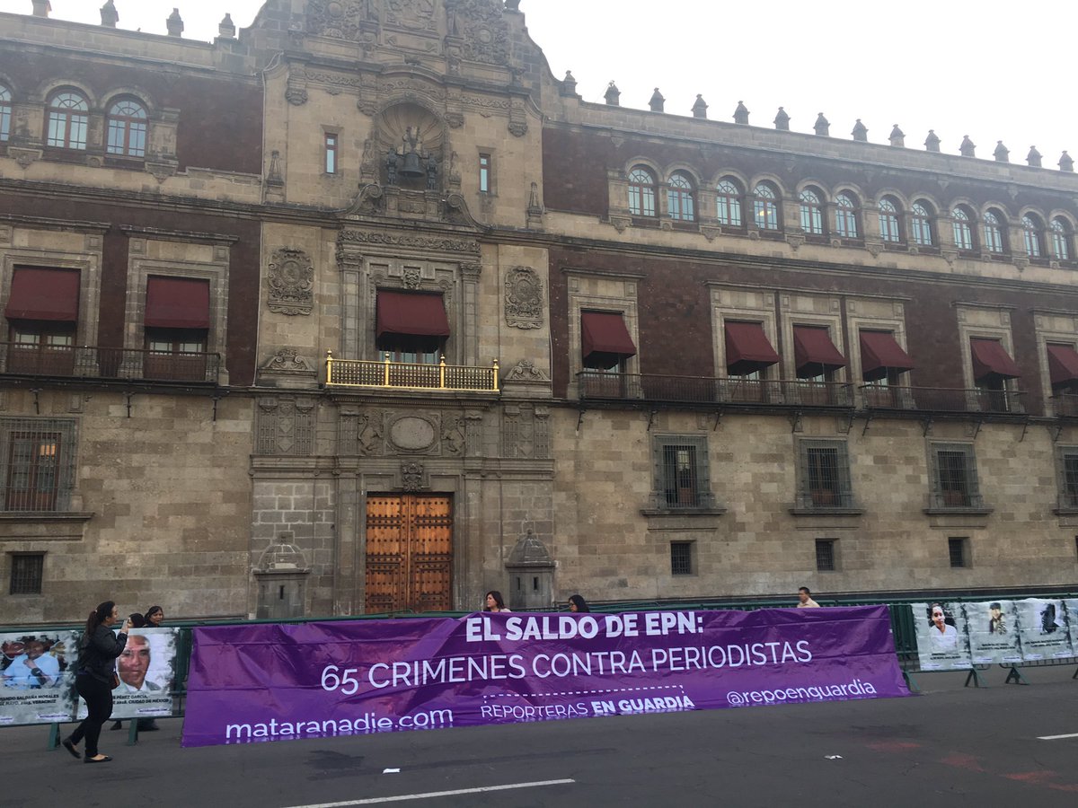 Reporteras en Guardia organizaron una protesta en el Palacio Nacional en Ciudad de México por los periodistas asesinados mientras Enrique Peña Nieto estuvo en la presidencia. 