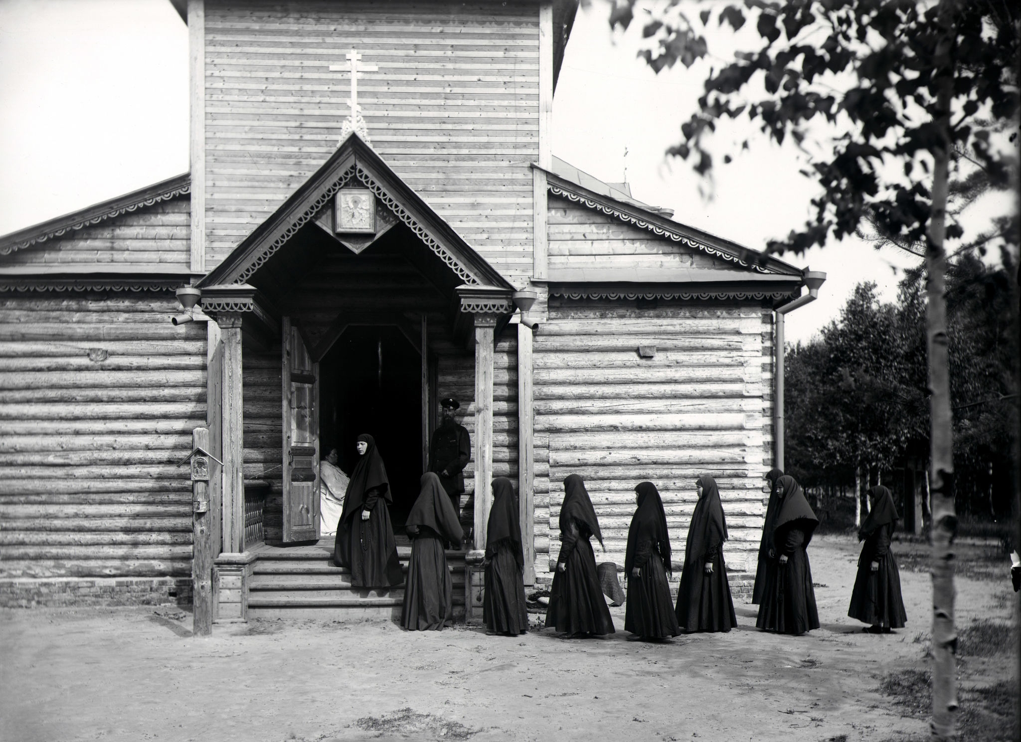 Монахини Свято-Николаевского женского монастыря возле церкви Николая Чудотворца в селе Подлесово, 1904