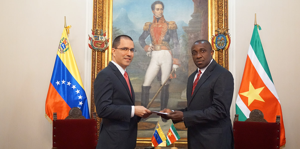 Embajador de Surinam entrega Copias de Estilo al canciller Arreaza