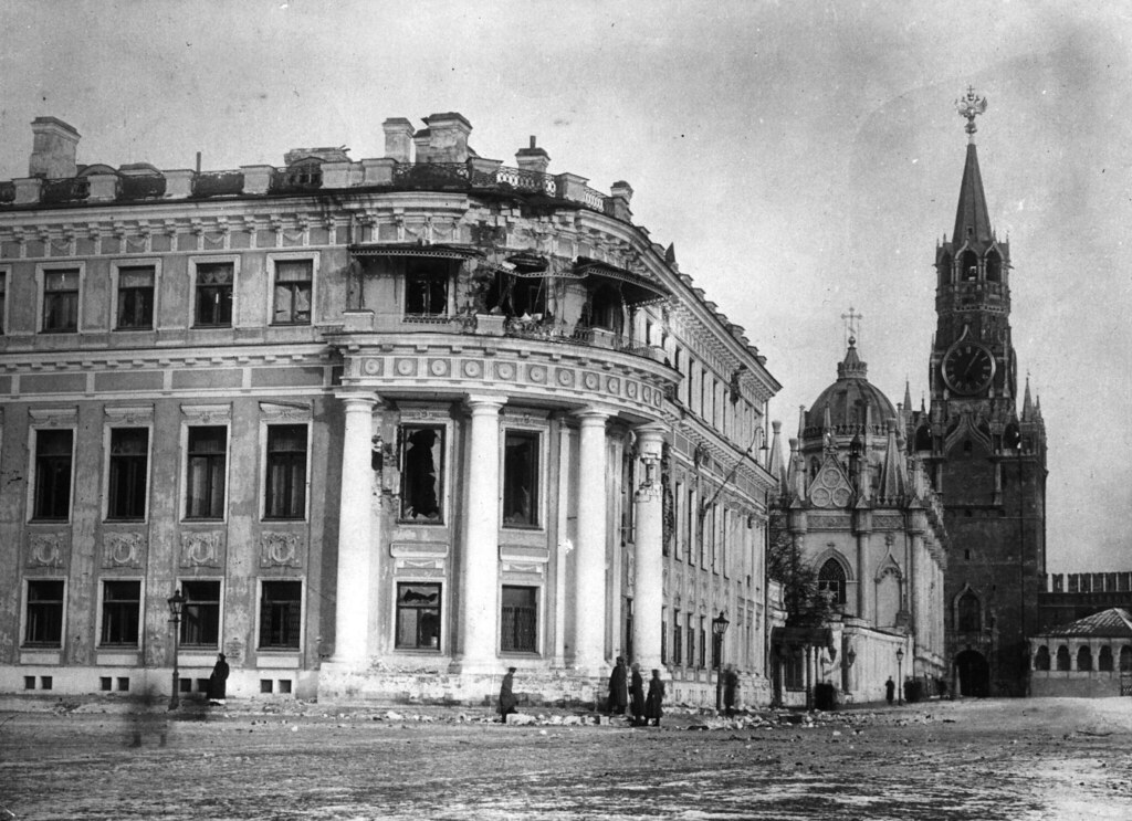 Малый Николаевский дворец в Кремле, повреждённый артиллерийским огнём