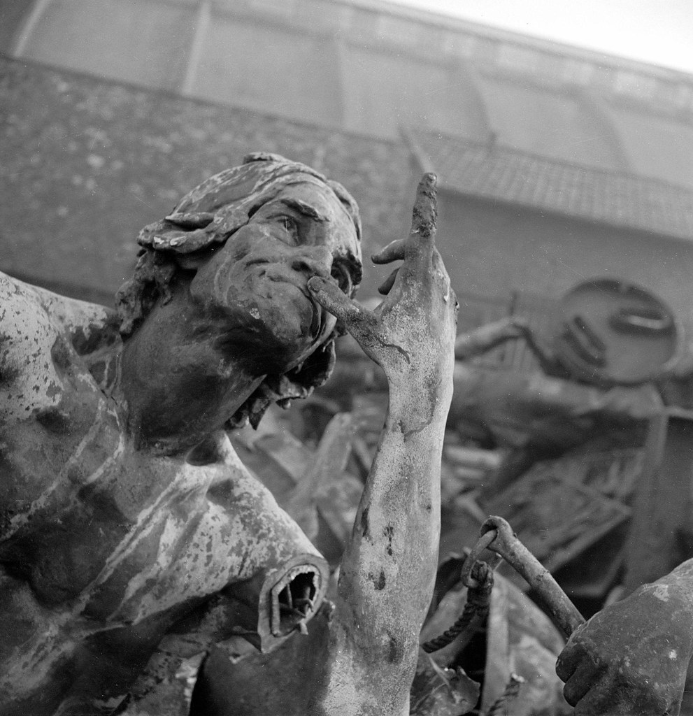 1941. Отправка статуй на переплавку. Статуя Жана-Поля Марата