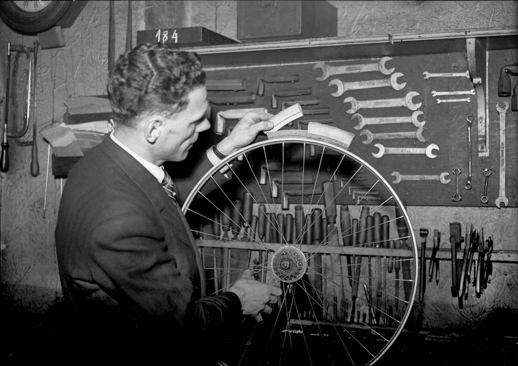 1942. Ремесленник демонстрирует колесо с деревянным ободом во время дефицита поставок