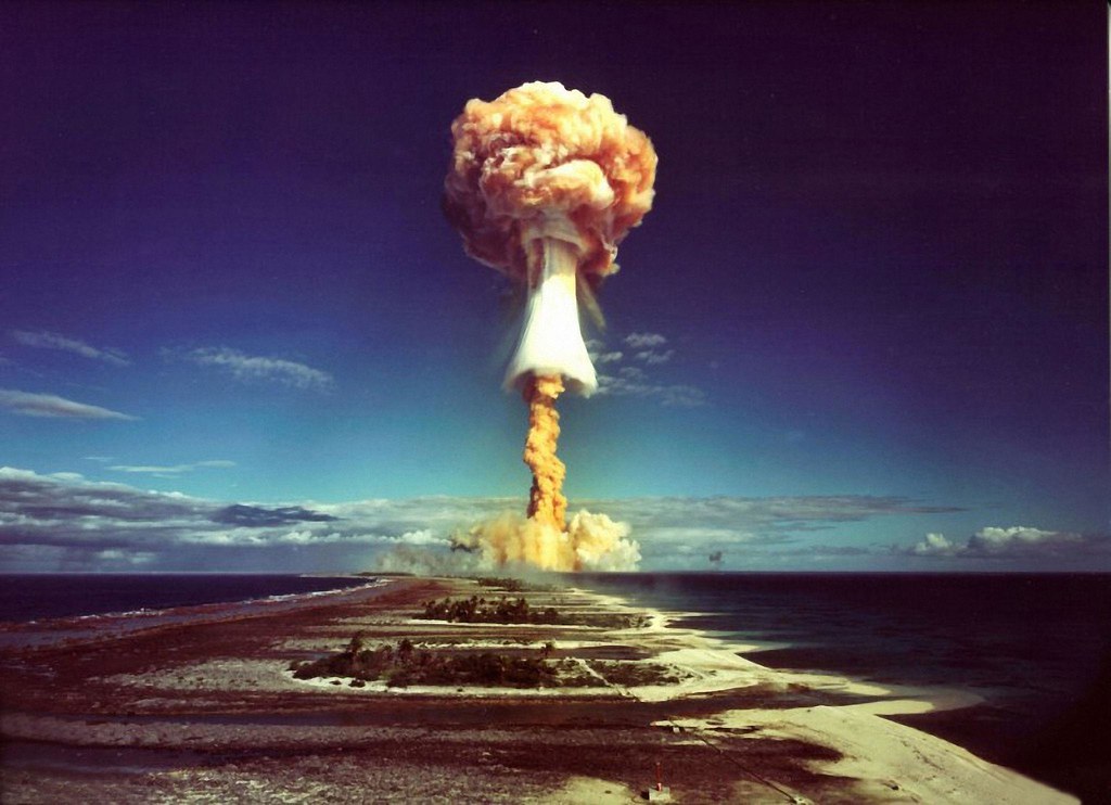 1971. Грибовидное облако после взрыва французской атомной бомбы над атоллом Муруроа