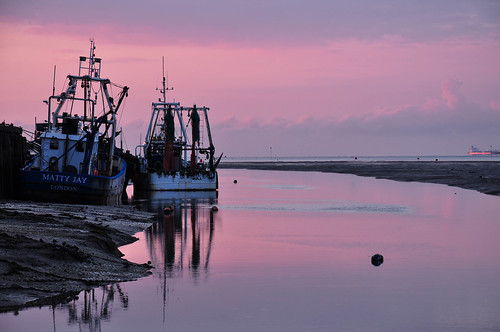 sunrise essex southend leigh riverthames thamesestuary boats fishingboats trawlers reflection pink mr