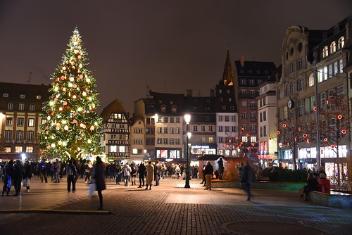 alsace marchédenoël sapindenoël maisonàcolombages illuminations basrhin france europe ville vue view place square people lighting christmastree building architecture roof lamp outdoor