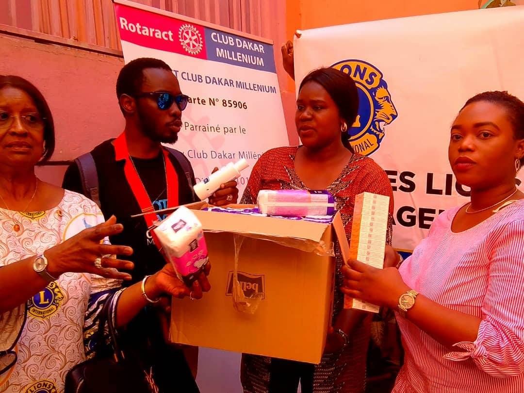 Lions et Leos Clubs du Sénégal offrent des dons à l’association handi-family (1)