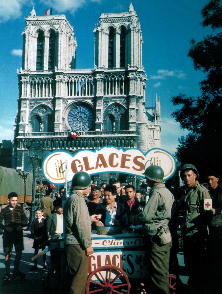 1944. Американские военнослужащие покупают мороженое в киоске у собора Нотр-Дам де Пари после освобождения города