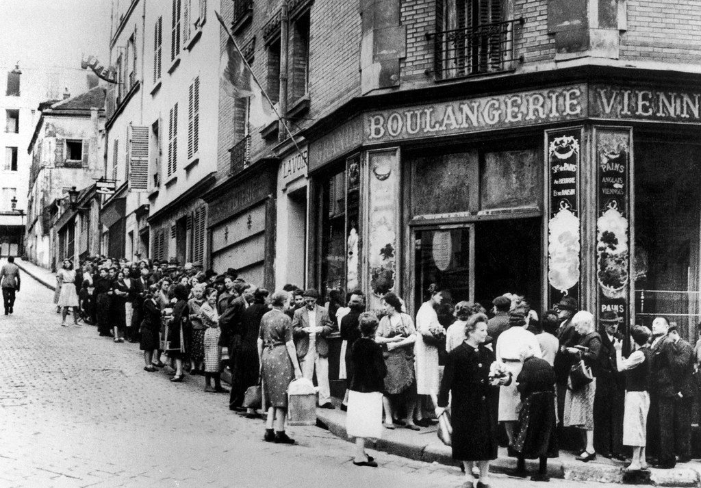 1941. Парижане выстроились в очередь перед пекарней