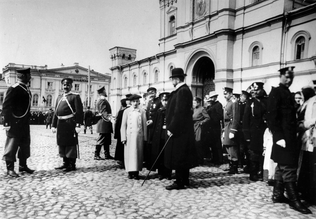 Общественность, ожидающая царя Николая II перед Страстным монастырем