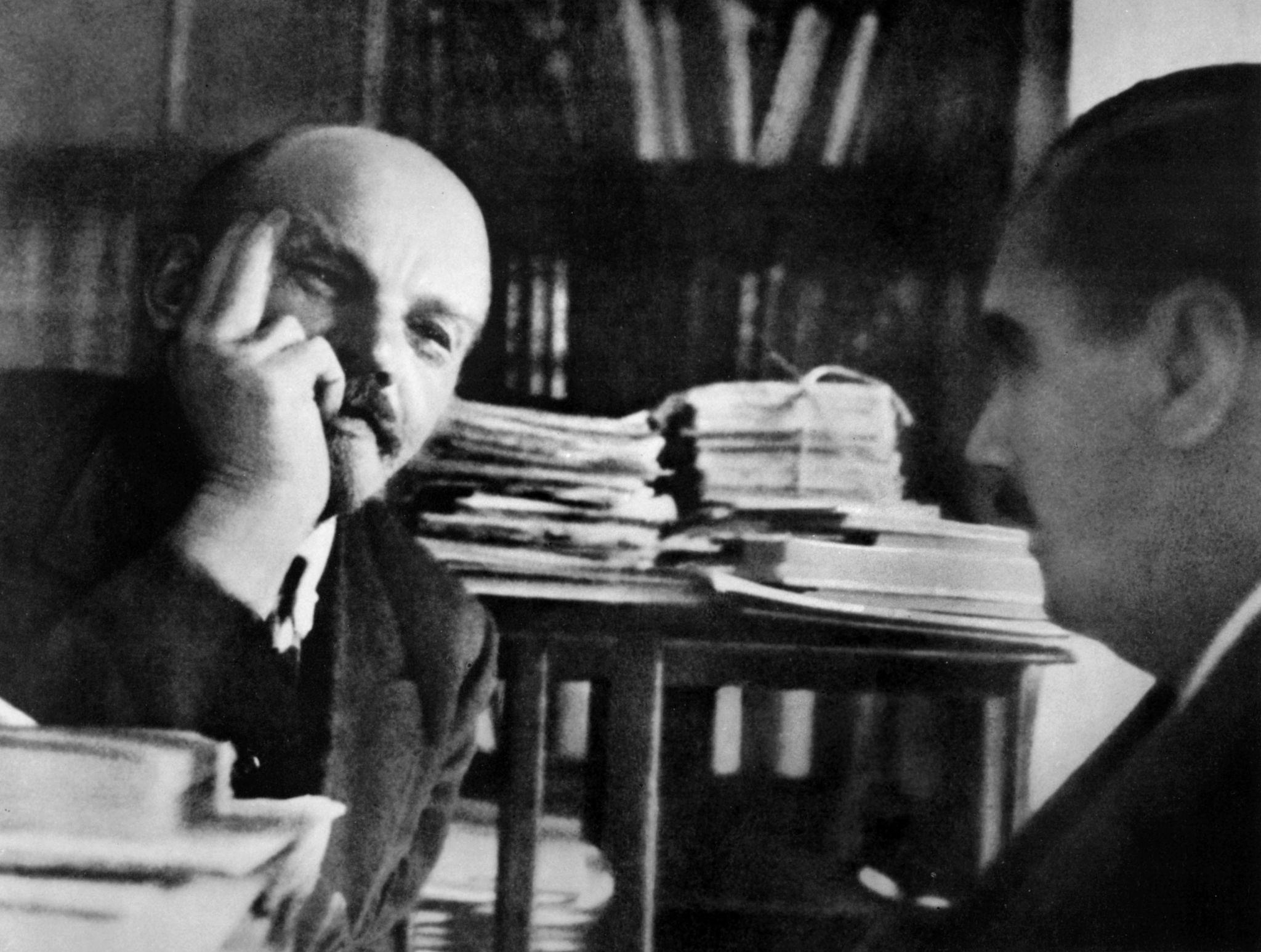 В.И.Ленин в своем кабинете в Кремле с английским писателем Гербертом Уэллсом 6 октября