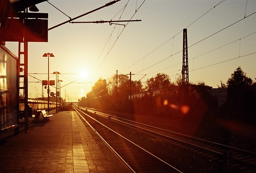 analogue minolta7s train city sunrise sunshine sun autumn morning munich münchen bavaria germany trudering