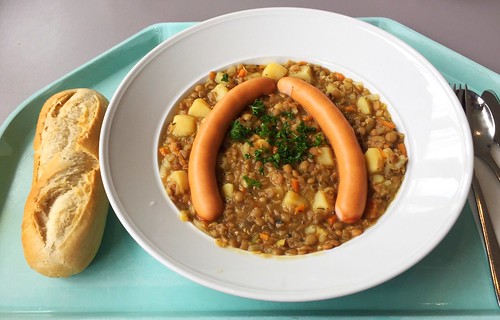 Lentil stew with vienna sausages & bread roll / Linseneintopf mit Wiener Würstchen & Semmel