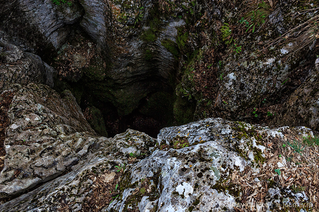 глубокая дикая пещера в Крыму