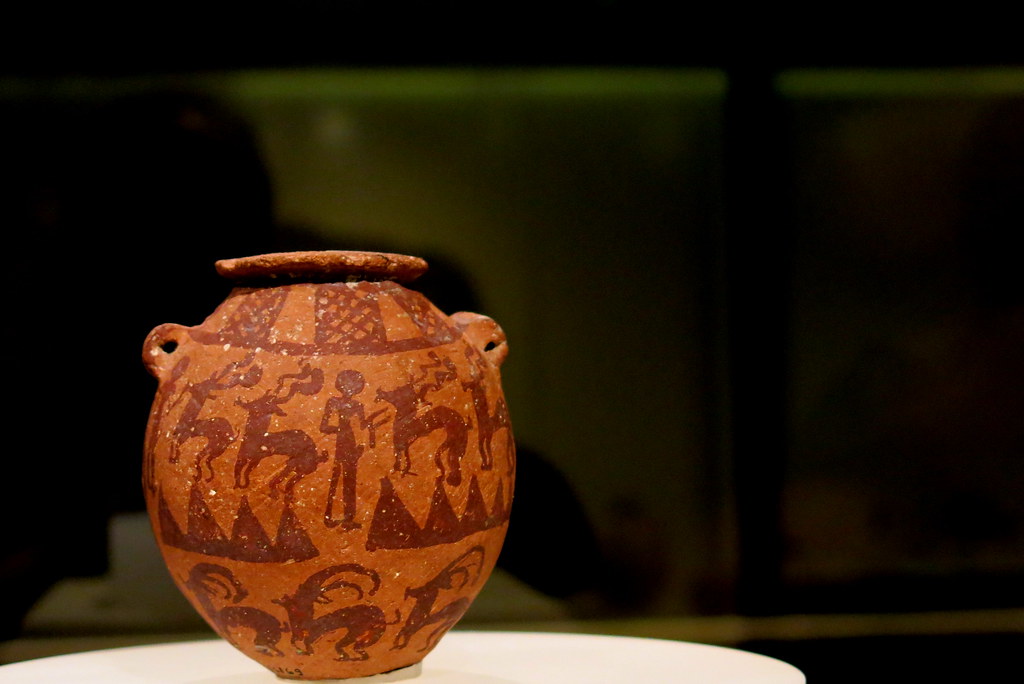 Vaso con representaciones humanas y animales. Arcilla, Periodo predinástico, Nagada II, 3500-3299 a.C., Egipto,