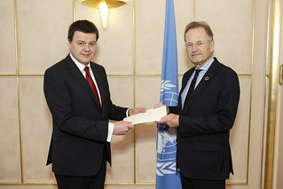 NEW PERMANENT REPRESENTATIVE OF POLAND PRESENTS CREDENTIALS TO DIRECTOR-GENERAL OF UNITED NATIONS OFFICE AT GENEVA