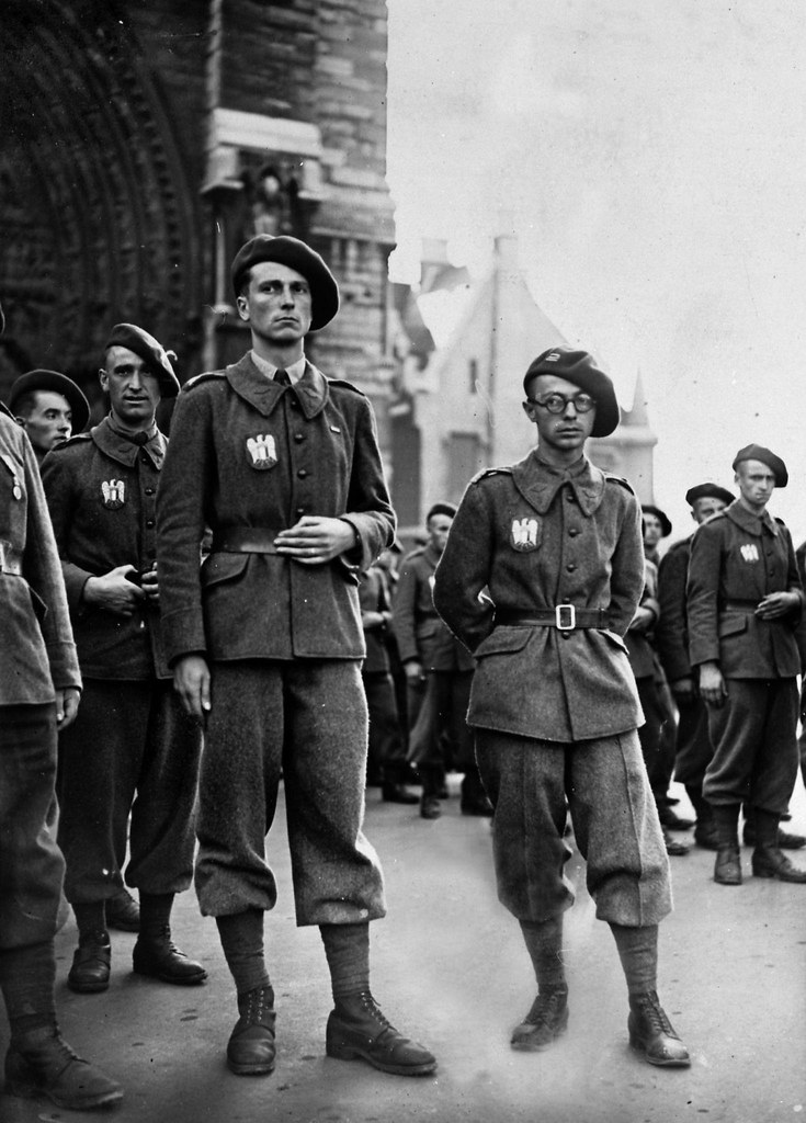 1942. День «трехцветного легиона». Сержант Клеманти (на первом плане) после торжественной мессы.  27 августа