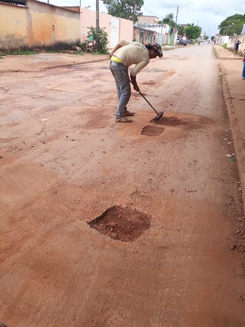 Secretaria de Obras continua com desobstrução de bueiros e recuperação de vias do município