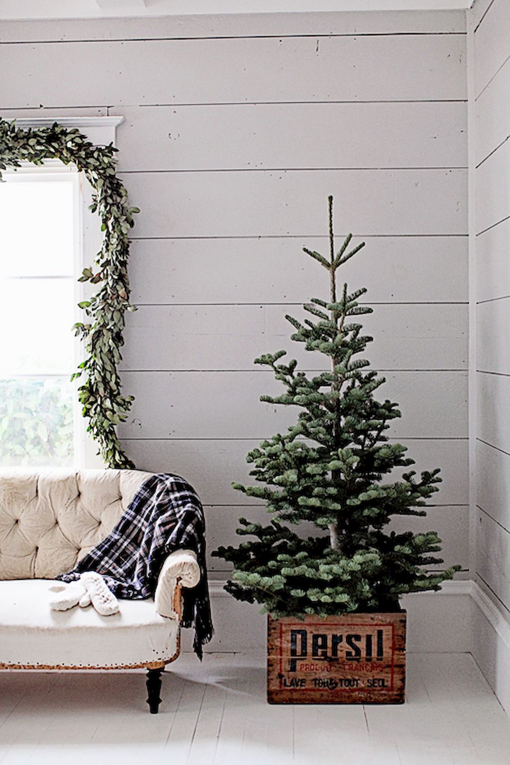 10 Ways to Decorate Your Christmas Tree - Bare Christmas Tree
