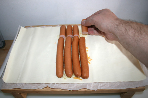 10 - Bockwürste auflegen / Add sausages