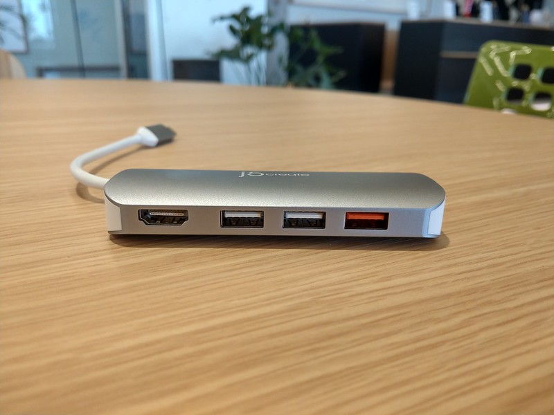 左からHDMIポート、USBポート×3
