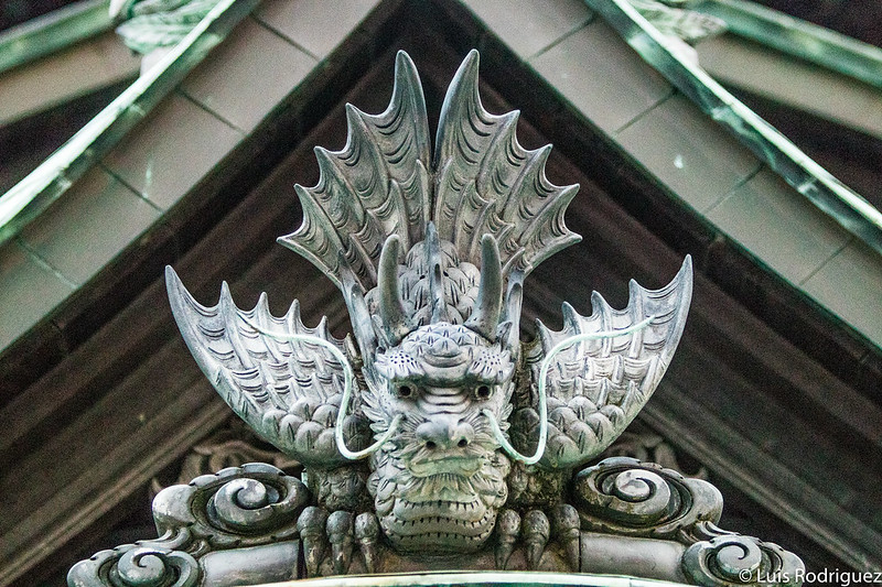 Dragón vigilando la entrada privada al Yushinden