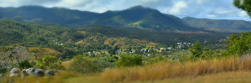 2018 mtperry tamronsp2470mmf28divcusd nikond7200 panorama hills mountains greenleaves greengrass clouds bluesky queensland australia rocks