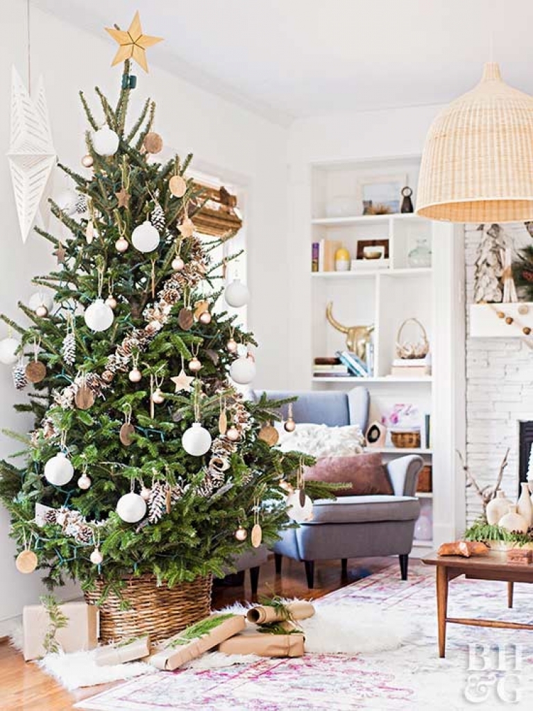 10 Ways to Decorate Your Christmas Tree - Minimalist Christmas Tree